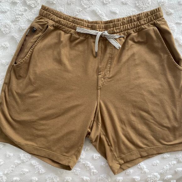 Vuori Ponto Performance Men's Shorts Size Medium 7" Khaki Tan Workout Athleisure - Picture 1 of 3